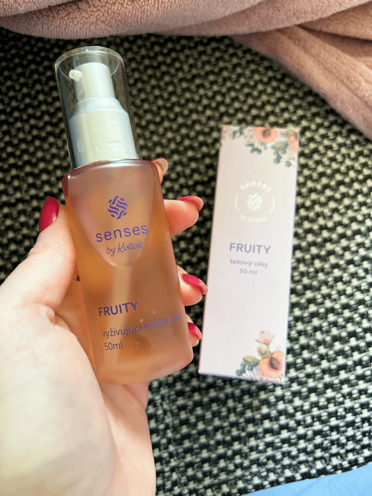 Kvitok Senses Hranilno olje za telo Fruity (50 ml) – z vonjem malin, ribeza in vanilje