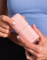 laSaponaria Trdni dezodorantni aplikator - za ponovno polnjenje Roza - v elegantnih barvah