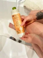 laSaponaria Gel za prhanje in šampon 2 v 1 z BIO pomarančo in vitaminom C za vso družino 500 ml - s sladkim in poživljajočim vonjem