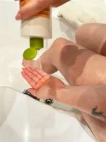 laSaponaria Gel za prhanje in šampon 2 v 1 z BIO pomarančo in vitaminom C za vso družino 500 ml - s sladkim in poživljajočim vonjem