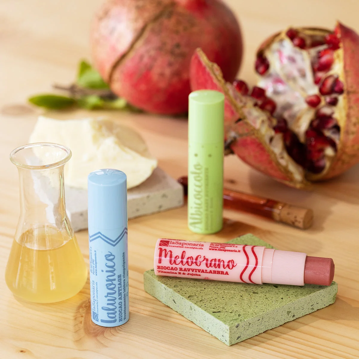 laSaponaria Obarvani balzam za ustnice Biocao z bio granatnim jabolkom (5,7 ml) - za naravno barvo ustnic