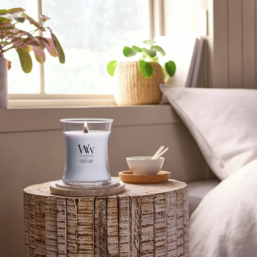 Lavender & Cedar dišeča sveča z lesenim stenjem 275 g