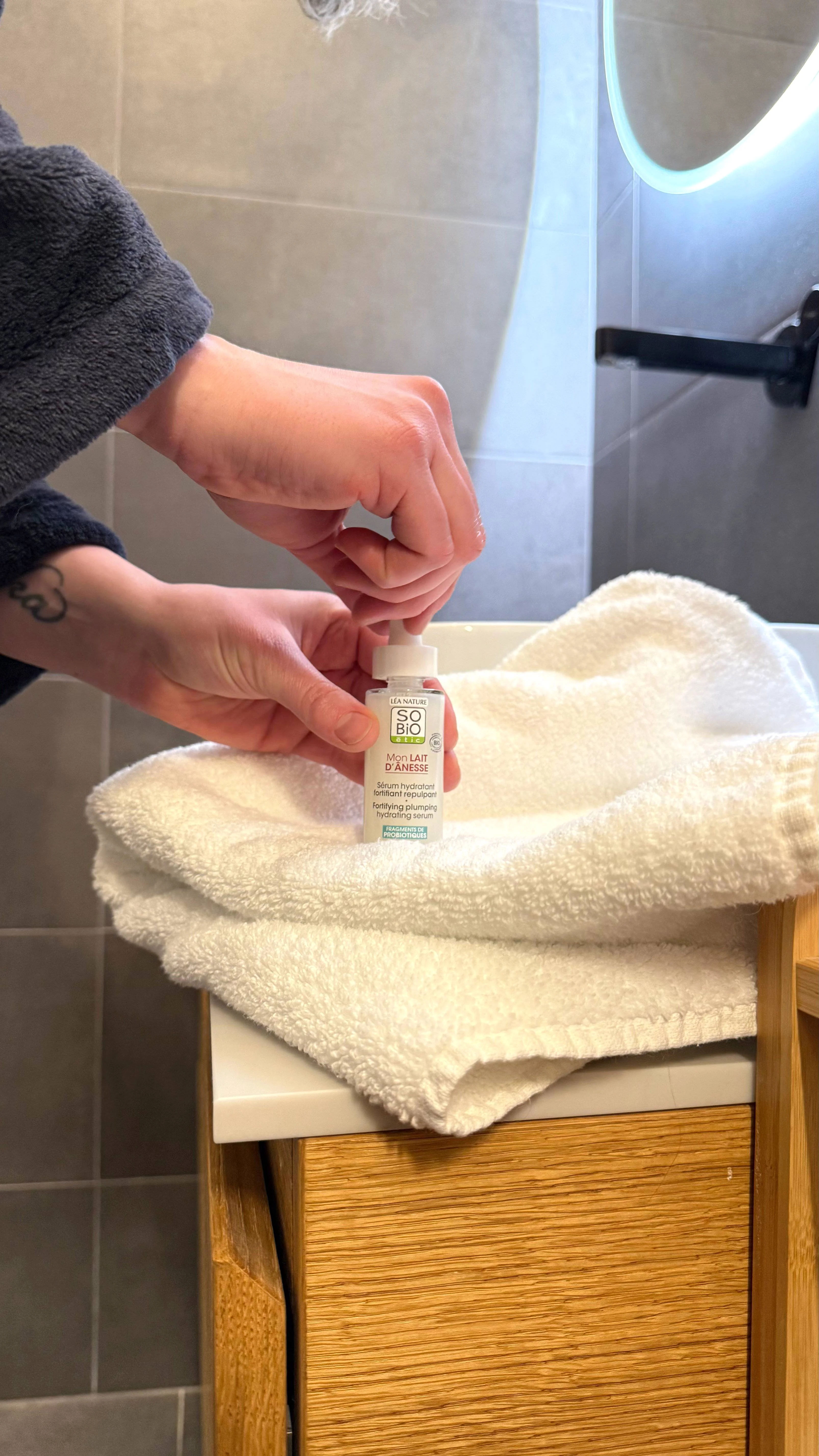 SO’BiO étic Krepilni vlažilni serum z BIO osličjim mlekom (30 ml) - s hialuronsko kislino