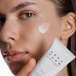 Uoga Uoga Nežen obrazni piling z izvlečkom kutine Swirl (40 ml) - primeren tudi za občutljivo kožo