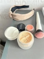 Uoga Uoga Matirni fiksirni puder (5 g) - Happy Ending - idealen za mastno kožo