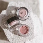 Uoga Uoga Mineralna senčila za oči v prahu z jantarjem (1 g) 704 Cute - 10 odtenkov