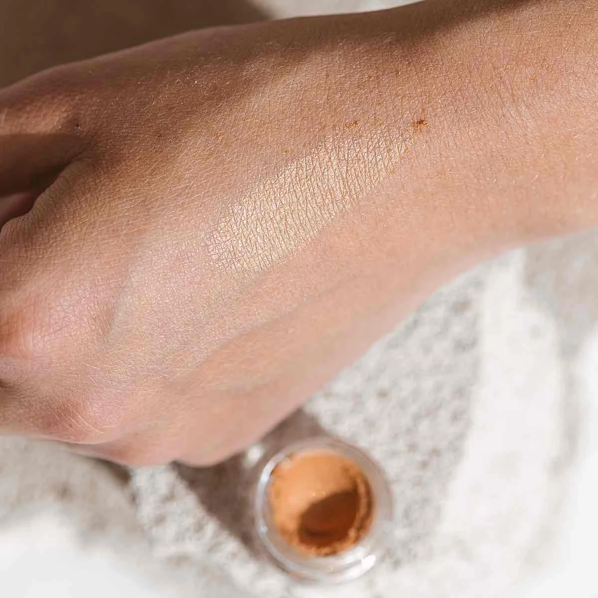Uoga Uoga Mineralna senčila za oči v prahu z jantarjem (1 g) 713 Oh-Owl - 10 odtenkov