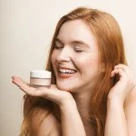 Uoga Uoga Mineralni puder v prahu z jantarjem (10 g) 803 Dandelion Syrup - lahek, naraven, SPF 15
