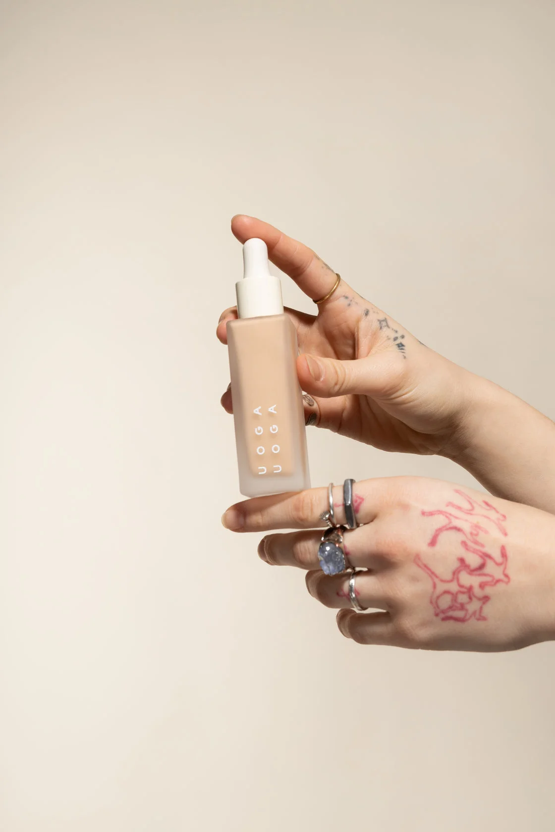 Uoga Uoga Tekoči mineralni make-up in serum SPF 20 BIO (30 ml) 683 Drifting Flowers - vlaži in ščiti kožo