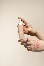 Uoga Uoga Tekoči mineralni make-up in serum SPF 20 BIO (30 ml) 685 Desolate Shore - vlaži in ščiti kožo