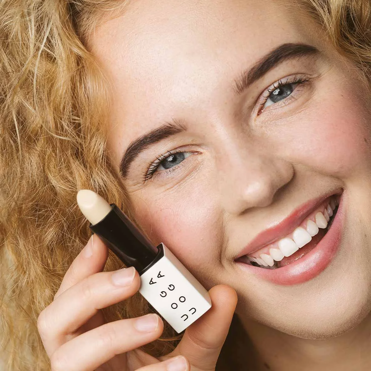 Uoga Uoga Korektor v stiku (4 g) Special Agent 006 - 656 Neutral Deep - poseben agent za kožne nepravilnosti