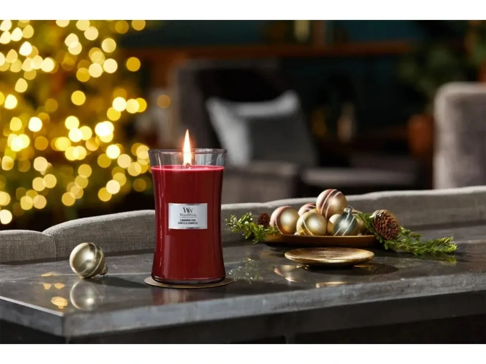 Cinnamon Chai dišeča sveča z lesenim stenjem 609,5 g