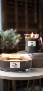 Rosewood dišeča sveča z lesenim stenjem 275 g