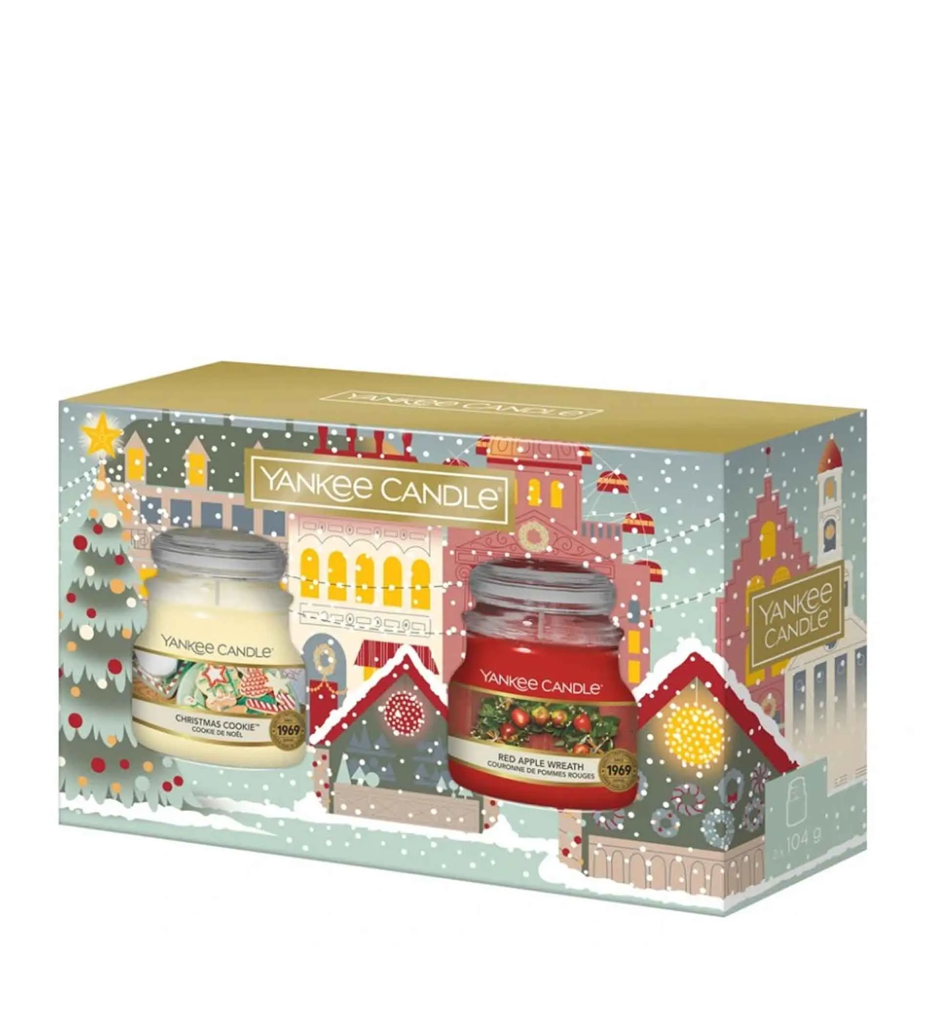 Passport to the Holidays darilni set dišeča sveča Christmas Cookie 104 g + dišeča sveča Red Apple Wreath 104 g Christmas Cookie 104 g + Red Apple Wreath 104 g