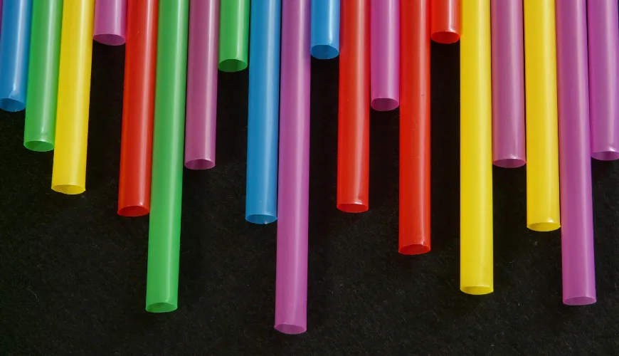 Kako plastične slamice uničujejo planet in s čim jih nadomestiti