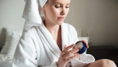 Kaj je urea in za kaj se uporablja, če vas mučijo suhe roke, luske ali razpokane pete