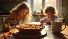 Hruškov kolač z drobljencem pripravite z enostavnimi in dostopnimi sestavinami