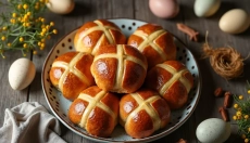 Kako uživati v hot cross buns skozi celo leto