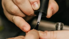 Kaj pomenijo navpične črte na vaših nohtih?