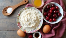 Puhasta skodelična bublanina s sadjem, ki diši po poletju