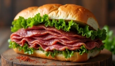 Pastrami sendvič kot ikona, ki osvaja slovenske mize