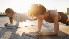 Plank je preprosta vaja, ki krepi jedro telesa, kadar jo izvajate pravilno.