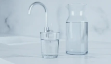 # Proč je voda z pipe boljša kot ustekleničena

Voda iz pipe ima številne prednosti pred ustekleniče