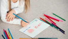 Kako z lahkoto odstraniti kemični svinčnik z vaših oblačil