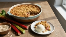 Rabarbarin crumble z ovseno drobenino nikoli ne razočara

---

Let me provide a better translation:

