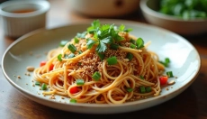 Riževi rezanci z zelenjavo kot priljubljena izbira za zdravo kuhanje