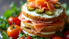 Slana torta za rojstni dan je lahko okrašena in okusna.