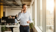 Telefonujte stoje in dodajte telesu dodatno gibanje