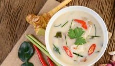 Recept za Tom Kha Gai, ki vas bo ogrel in očaral s svojim okusom