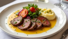 Trajnostni goveji zrezki na gorčici za sodobno kuhanje