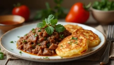 Svinjska mešanica z krompirjevimi palačinkami preseneti ne le s tradicionalnimi okusi