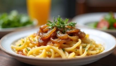 Doživite alpsko vzdušje z okusnimi Käsespätzle na krožniku.