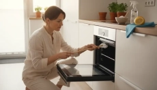 Zlahka se znebite umazanosti med stekli vratc pečice
